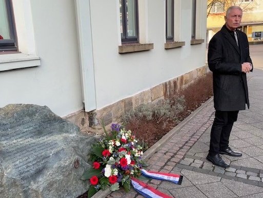 Bürgermeister Michael Beck gedachte vor dem neuen Gedenkstein an die Opfer des Nationsozialismus