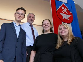 v.l.n.r.: Florian Weskamm, Bürgermeister Michael Beck, Selina Woitassek und Marisa Broda