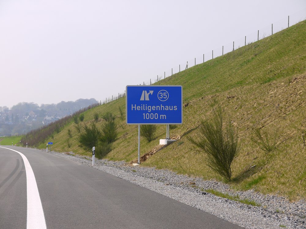 Blick auf das vorhandene Teilstück der Autobahn A44 mit Ausfahrt-Schild Heiligenhaus