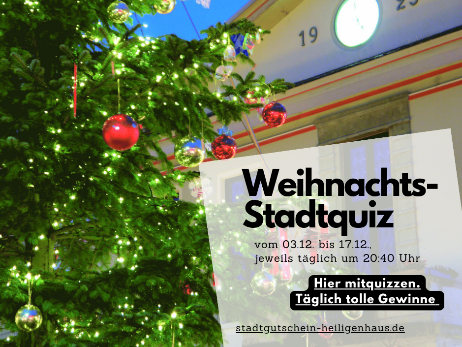 Foto zeigt den geschmückten Weihnachtsbaum vor dem Heiligenhauser Rathaus. Zudem befindet sich ein Hinweis auf das Weihnachts-Stadtquiz auf dem Foto