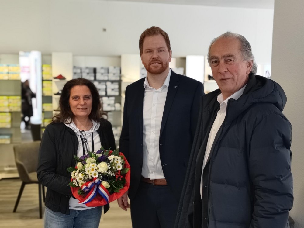 Zur Eröffnung ihres Schuhgeschäftes gratulieren Natascha Mützelburg (links) Erster Beigeordneter Björn Kerkmann (mitte) mit Rainer Schulte von der Wirtschaftsförderung (rechts)