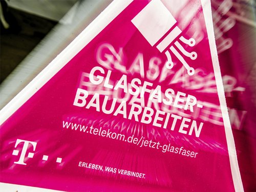 Hinweisschild Glasfaserausbau, © Deutsche Telekom